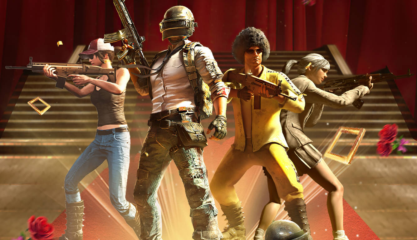 Playerunknown's Battlegrounds 桌布 壁紙 — 四名身穿戰鬥裝備的武裝玩家站在一個有紅色窗簾和漂浮相框的舞台上。