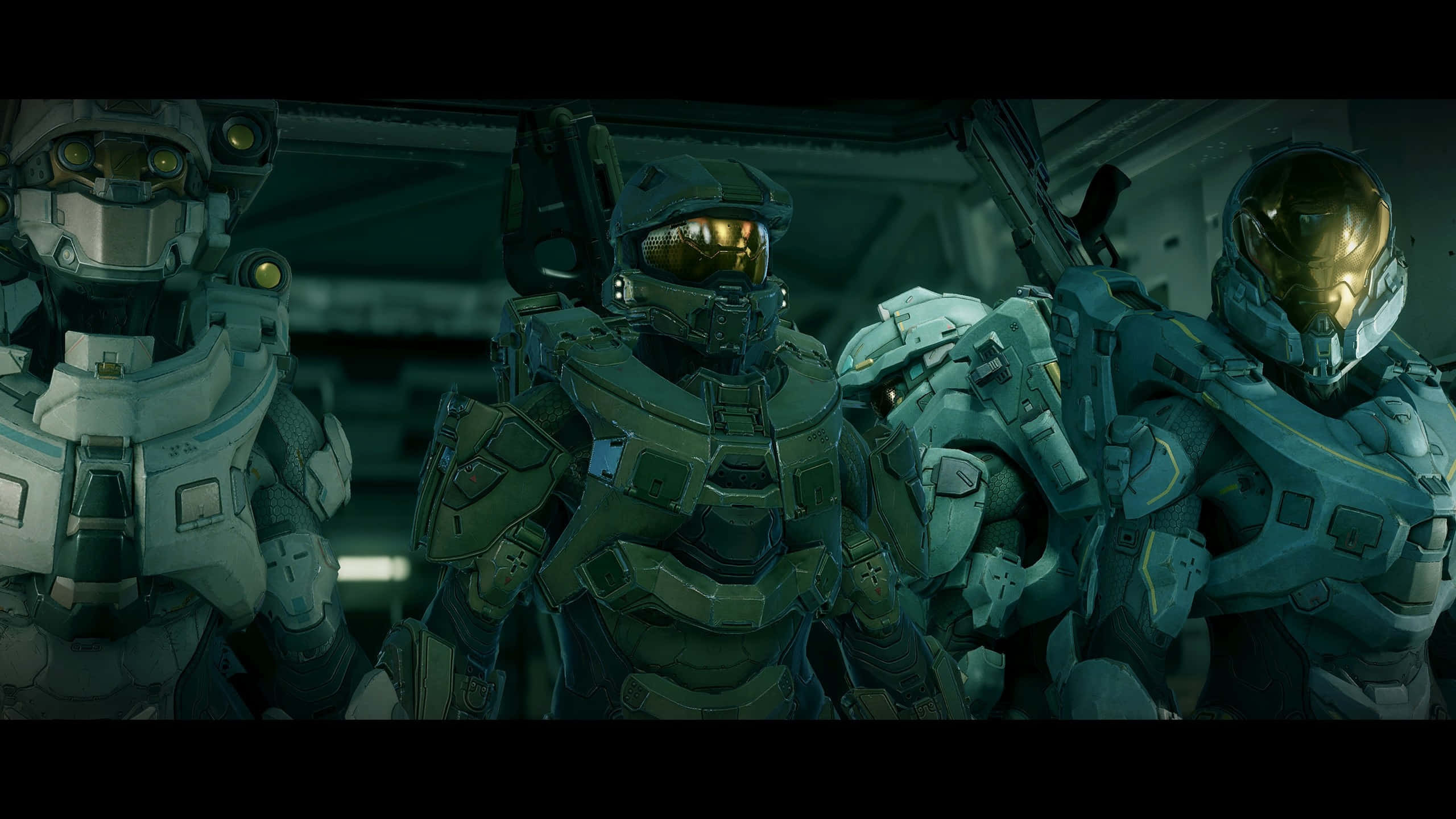 Halo 5 Blue Team 桌布 壁紙 — 四名身穿未來戰鬥裝備的裝甲士兵站在燈光昏暗的太空船走廊中，戴著發光的護目鏡。