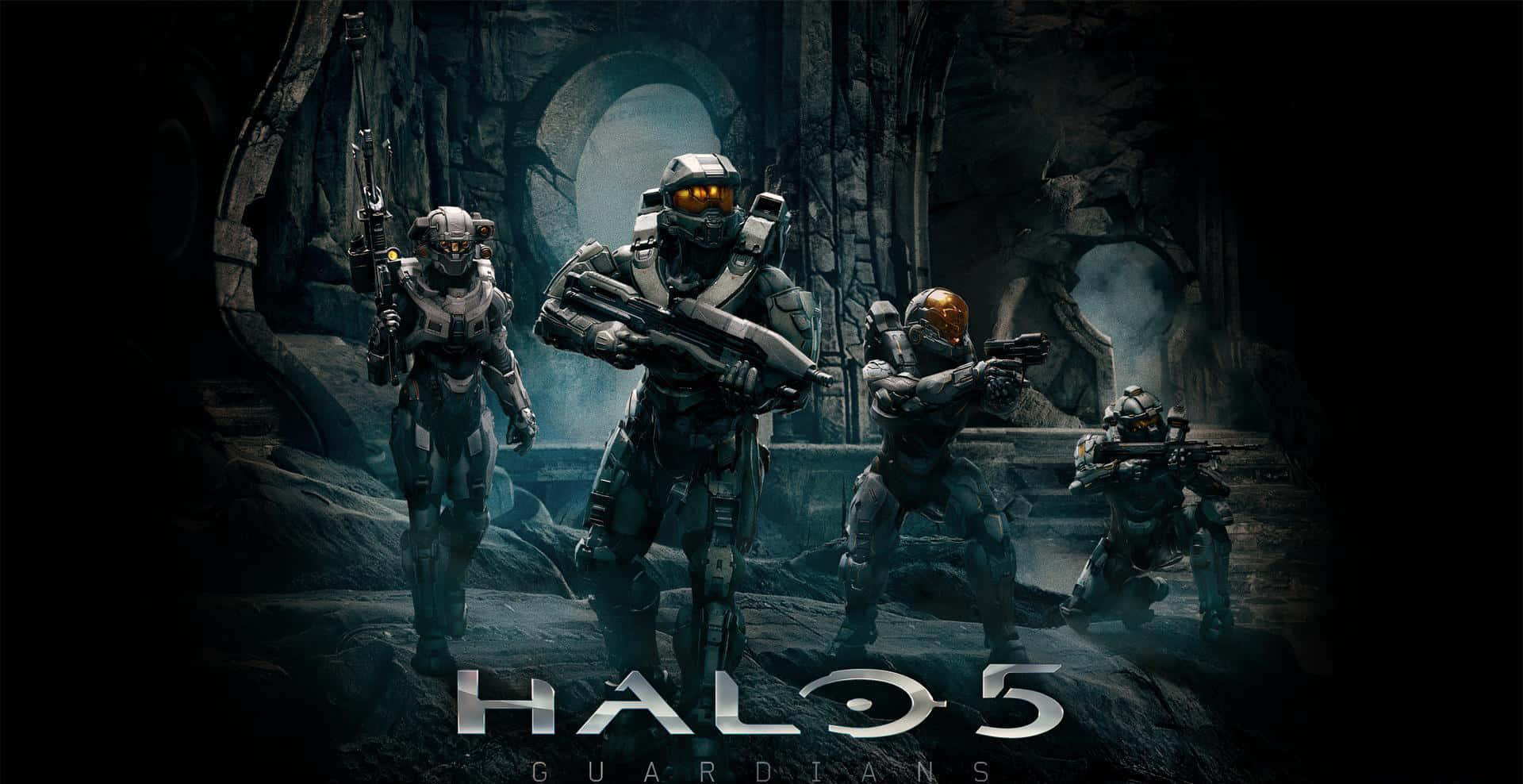 Halo 5 Blue Team 桌布 壁紙 — 四名身穿未來裝備的裝甲士兵，戴著發光的橙色護目鏡，穿過黑暗的古代廢墟。
