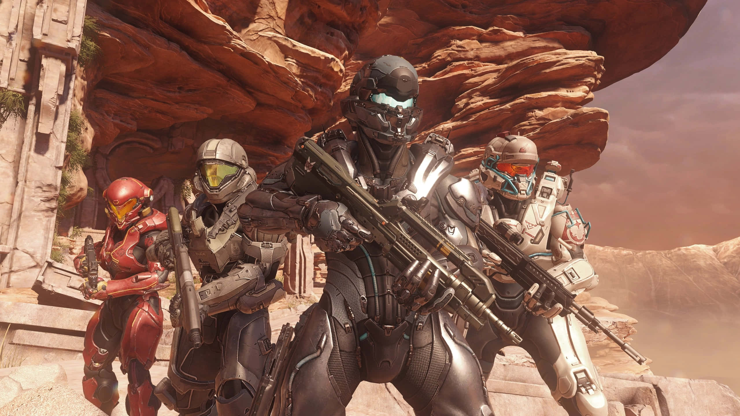 Fireteam Osiris 桌布 壁紙 — 四名身穿未來裝備的裝甲士兵在岩石沙漠峽谷中，於朦朧天空下準備就緒。