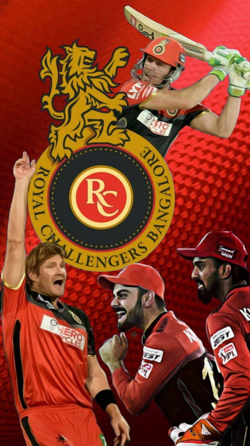 royal challengers bangalore 桌布 壁紙 — 四名身穿紅色球衣的板球運動員在帶有皇家挑戰者班加羅爾標誌的醒目紅色紋理背景前歡慶勝利。