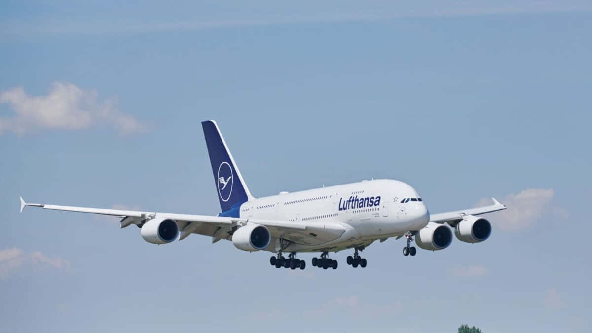 漢莎航空空中巴士A380飛機放下起落架在藍天下飛行。