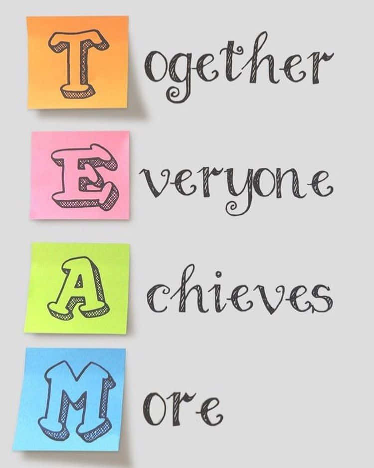 Teamwork Memes 桌布 壁紙 — 四張彩色便利貼以粗體字母拼出「TEAM」，旁邊以草書寫著「Together Everyone Achieves More」。