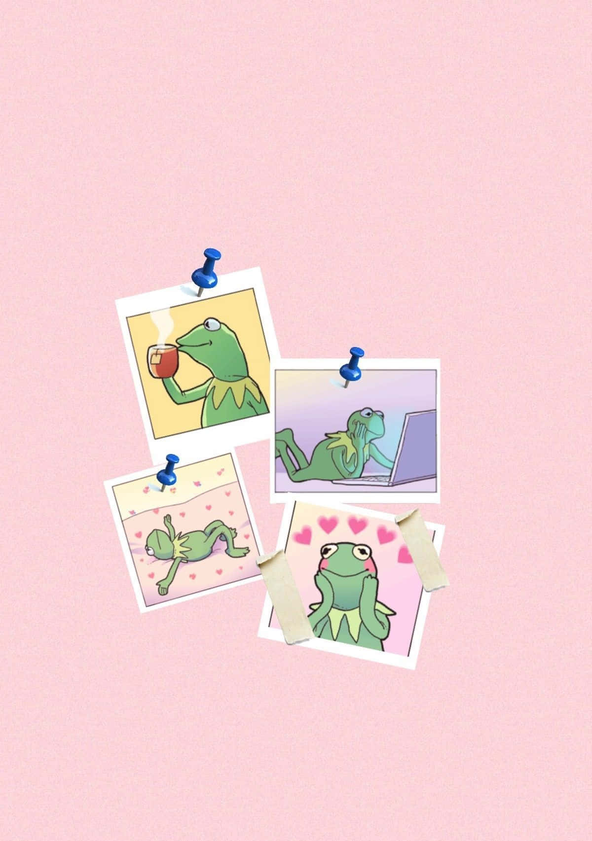 Aesthetic Frog 桌布 壁紙 — 四張插圖風格的寶麗來照片，主角是青蛙柯密特，釘在柔和的粉紅色牆上，展示他喝咖啡、用手提電腦工作以及與心形圖案一起休閒的場景。