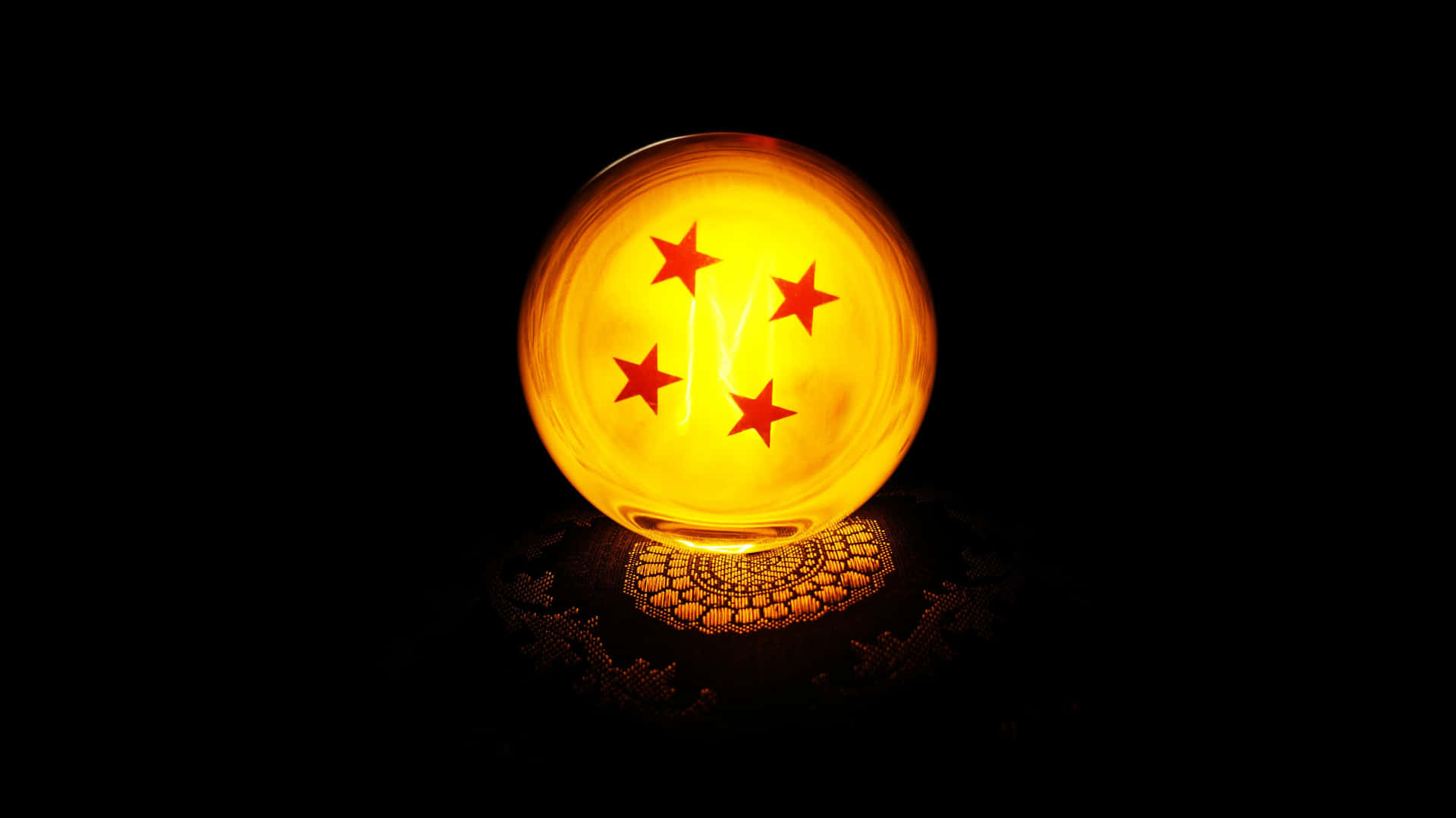 在黑暗背景下帶有紅色星星的發光龍珠