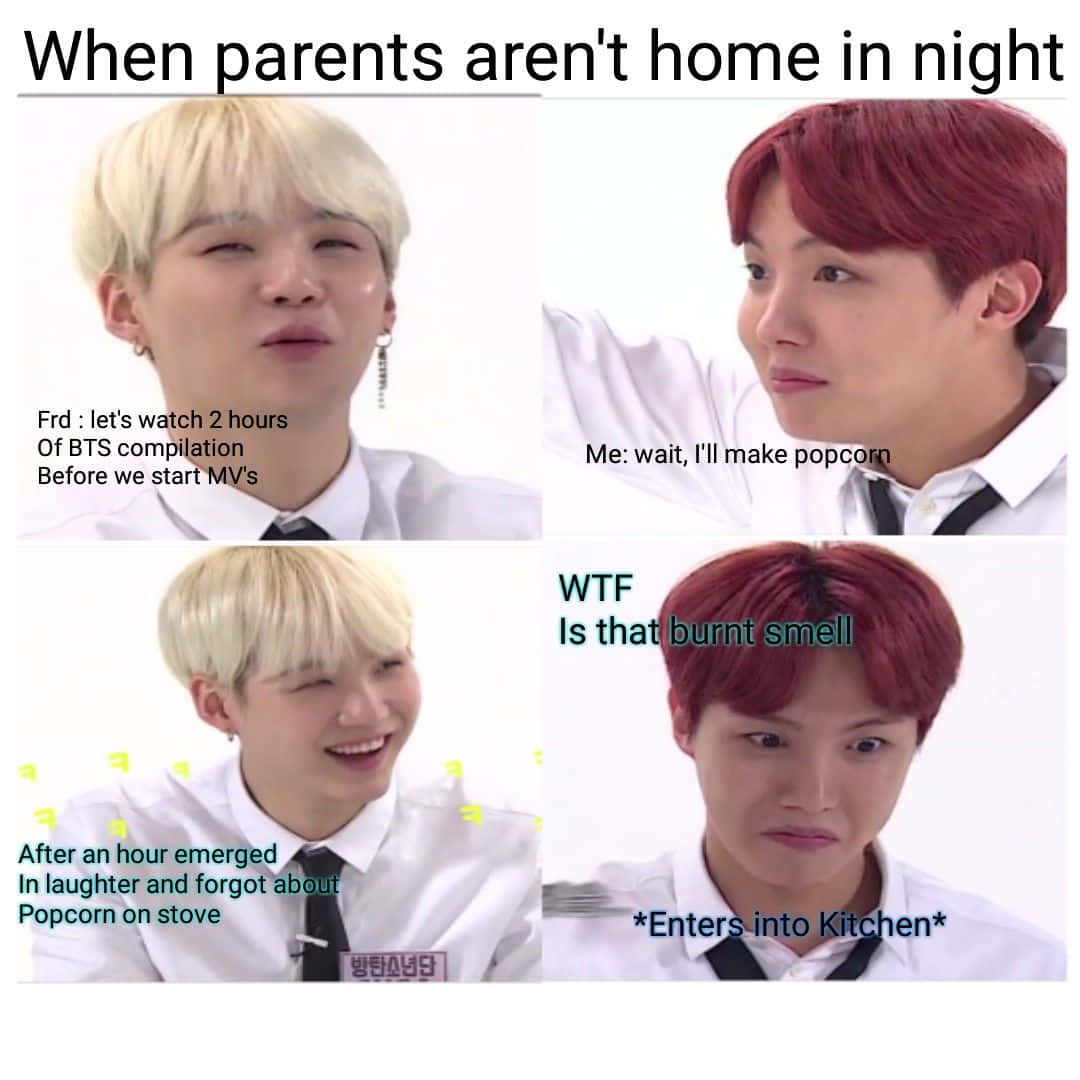 Bts Meme 桌布 壁紙 — 四格迷因顯示兩個男人在晚上觀看BTS影片時對爆谷意外作出反應。
