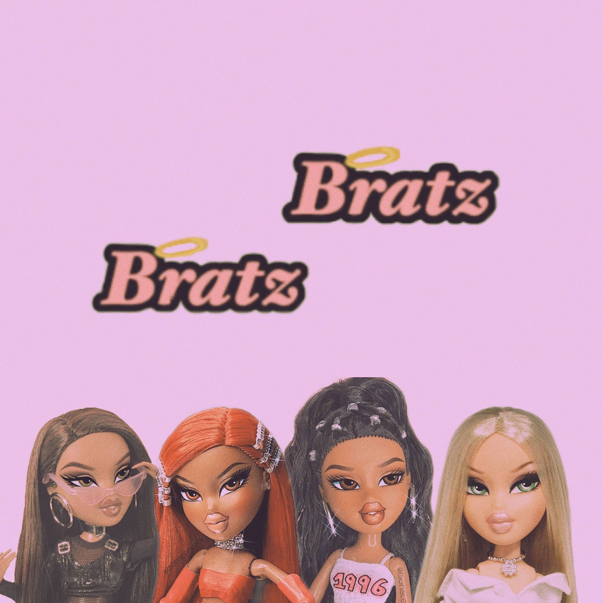 四個 Bratz 公仔，帶有天使光環和大膽妝容，在粉紅色背景上。