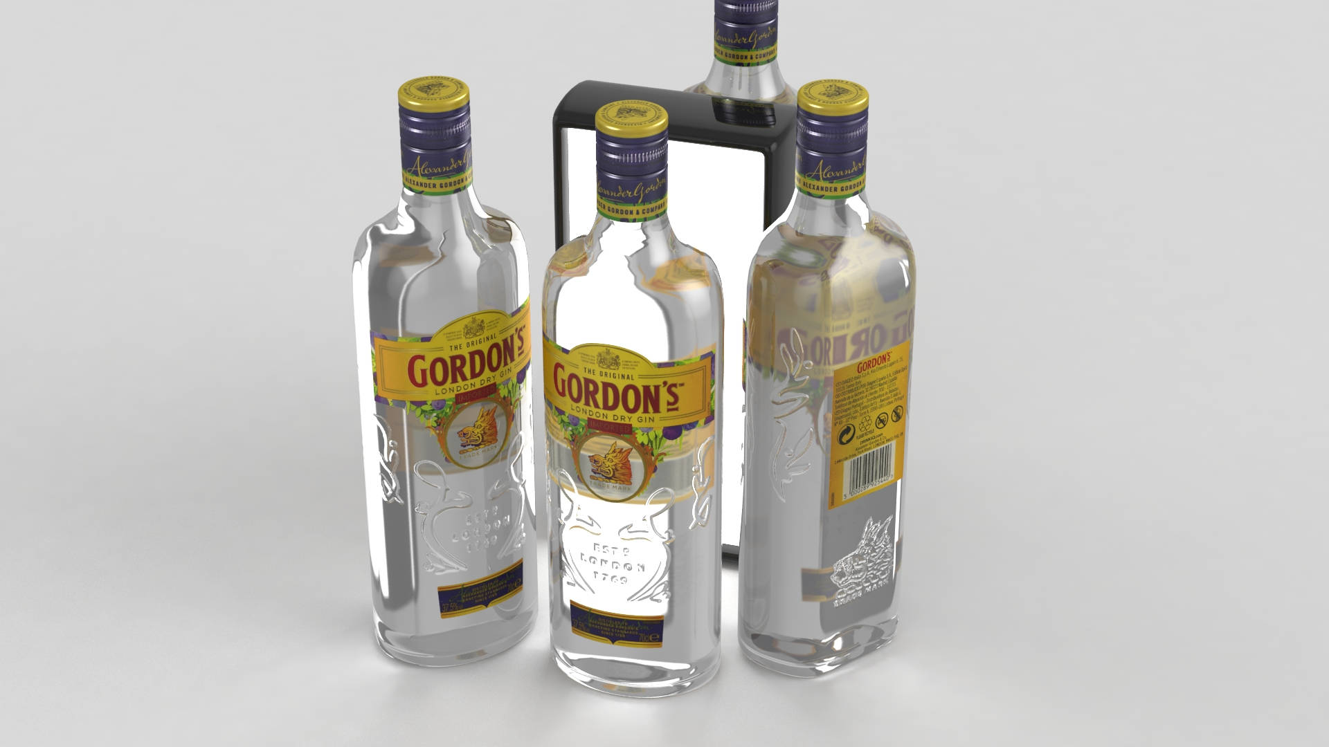 四個Gordon's氈酒樽排列喺乾淨嘅工作室相入面，背景係白色。