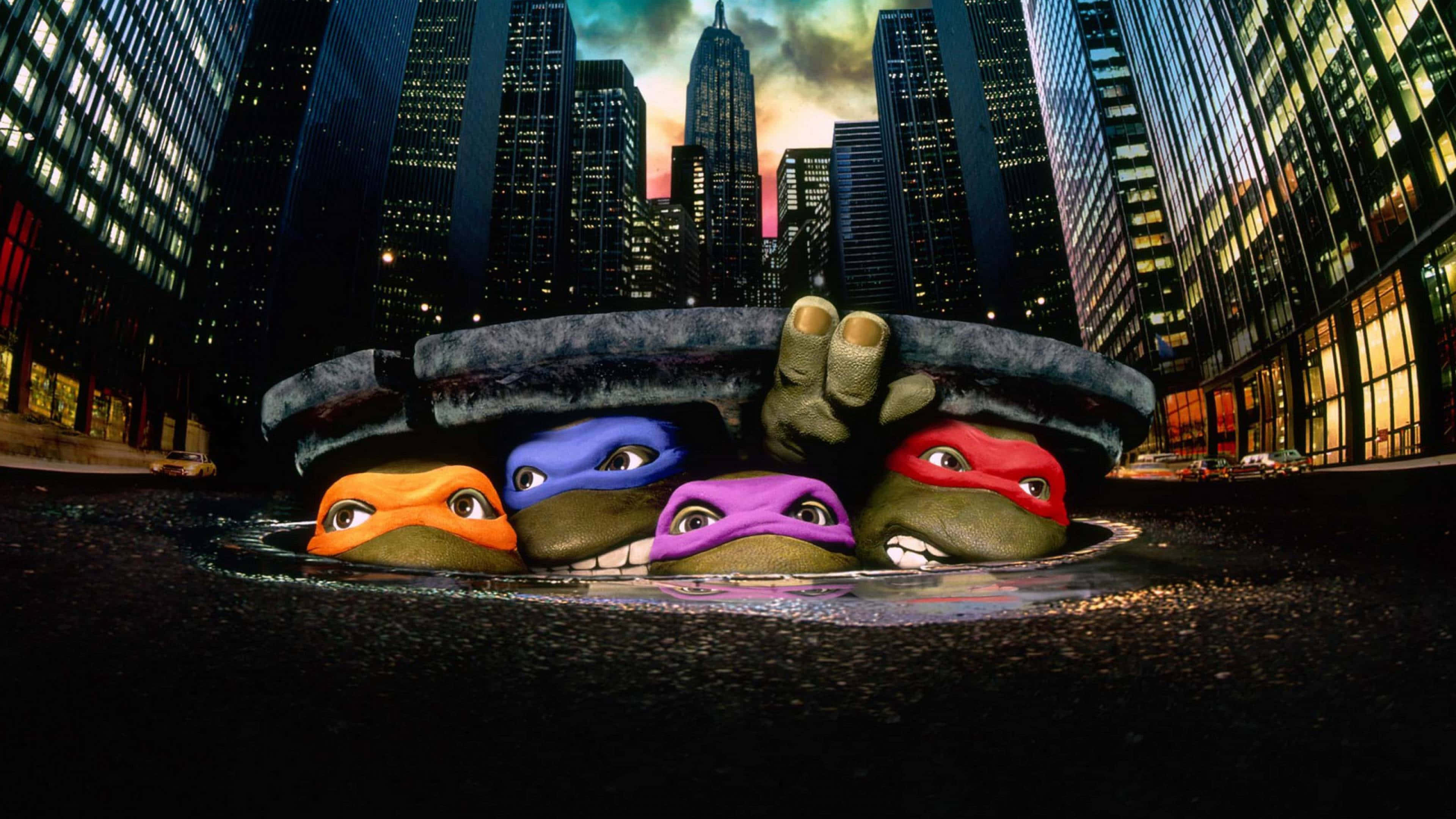 Ninja Turtle 桌布 壁紙 — 四隻忍者龜從沙井蓋中窺視，背景是黃昏時分戲劇性的城市景觀，高聳的摩天大樓。
