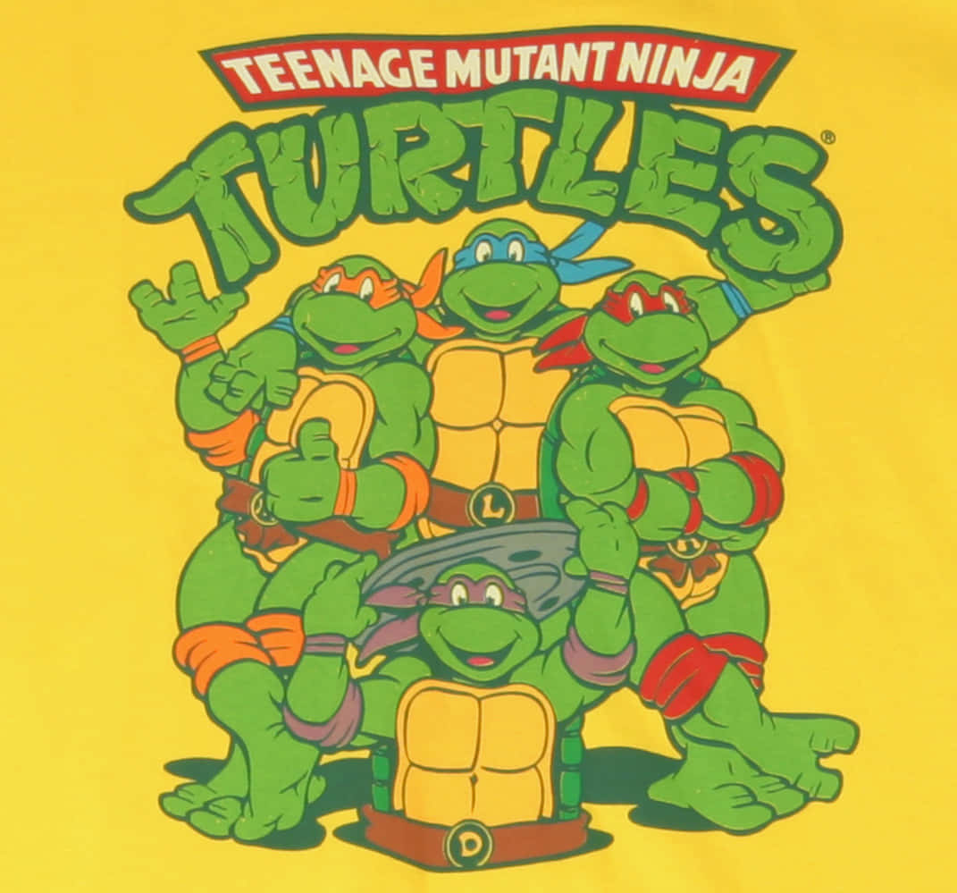 tmnt 桌布 壁紙 — 四隻快樂的綠色忍者龜在經典姿勢中，背景為明亮的黃色，下方是標誌性的 Teenage Mutant Ninja Turtles 標誌。