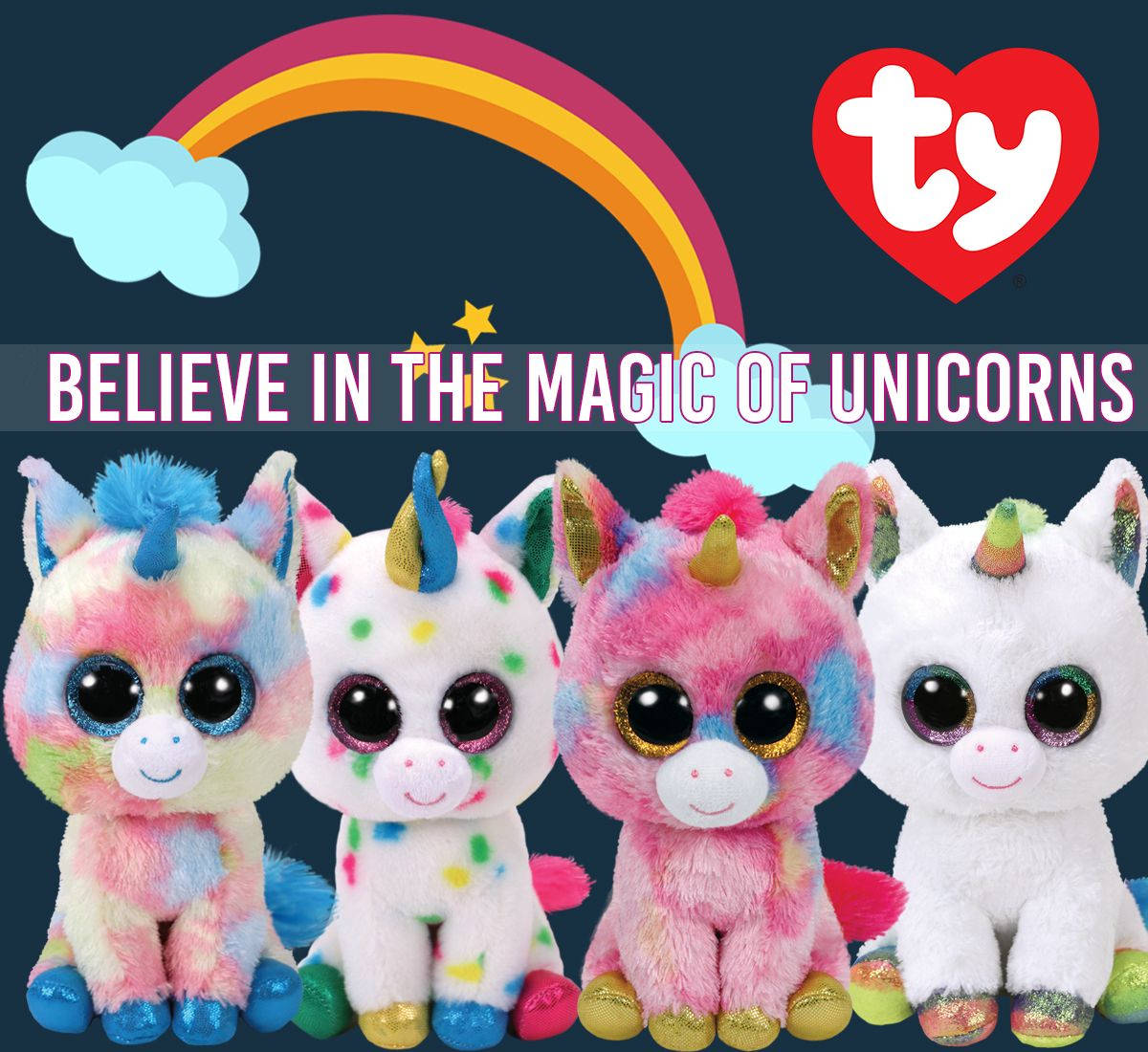 四隻獨角獸Beanie Boos 壁紙 — 四隻色彩繽紛的毛絨獨角獸，帶有閃亮角和彩虹點綴，坐在鮮豔的彩虹和雲朵下。
