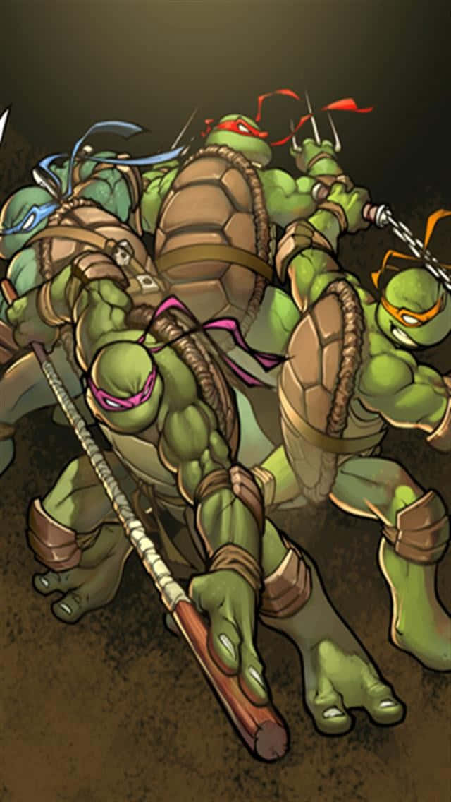 tmnt 桌布 壁紙 — 四隻綠色忍者龜以動態戰鬥姿勢，在黑暗粗糙的背景前揮舞著釵、雙節棍和武士刀。