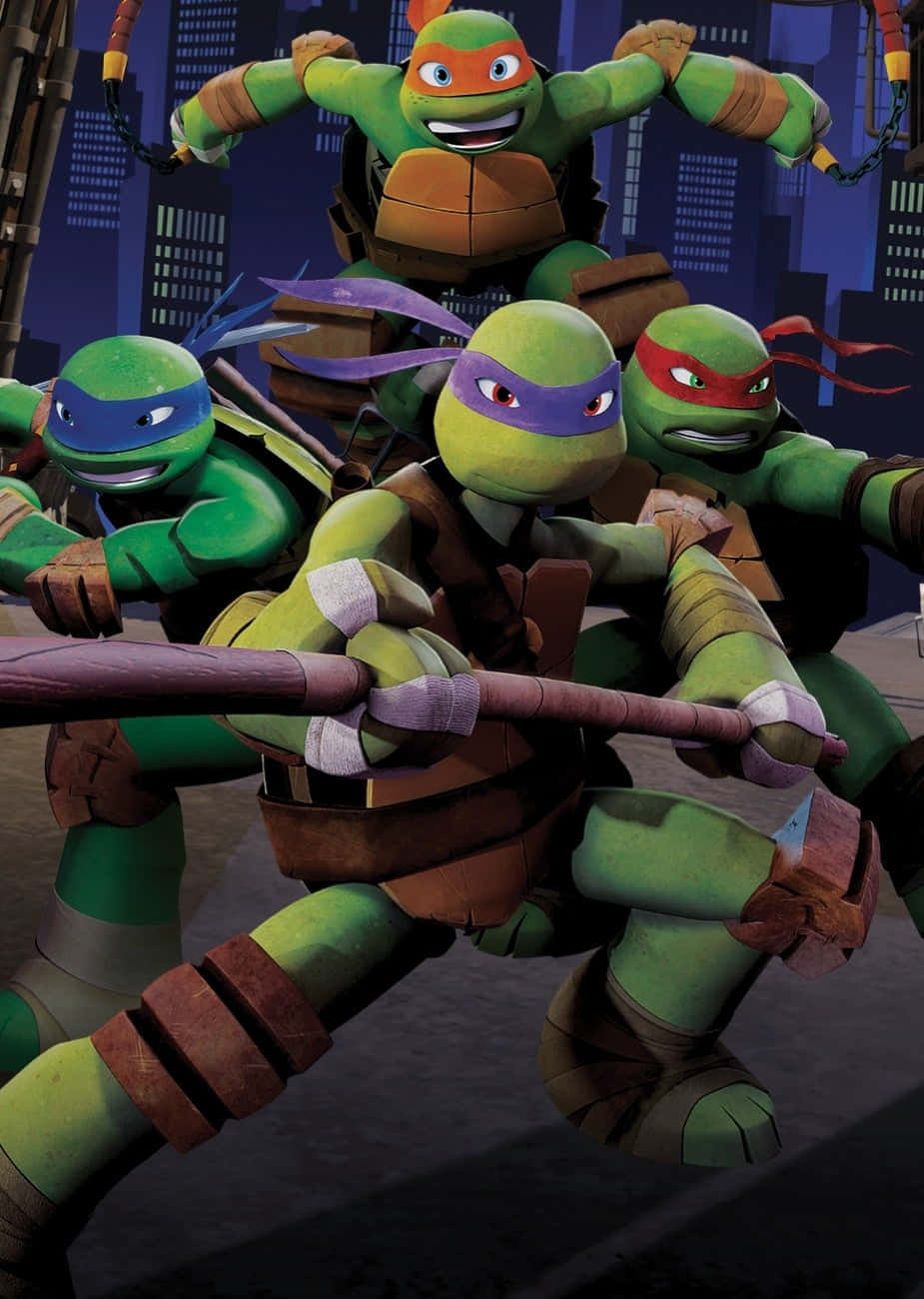 Ninja Turtle 桌布 壁紙 — 四隻綠色忍者龜在夜間城市天際線背景下，以彩色面具和武器擺出戰鬥姿勢。