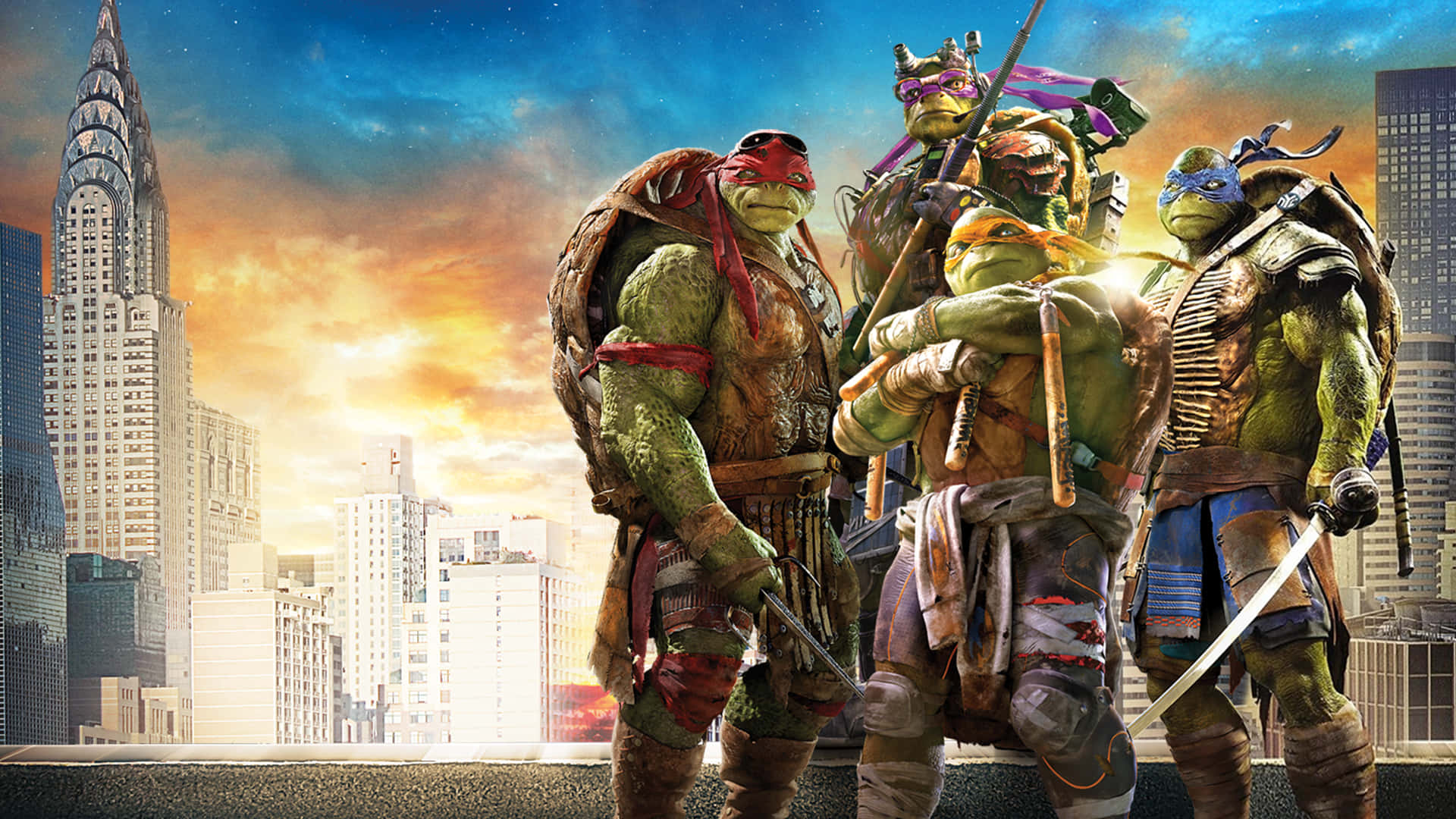 Ninja Turtle 桌布 壁紙 — 四隻身穿裝甲嘅忍者龜喺日落時分英勇咁企喺屋頂上，背景係充滿活力嘅城市天際線。