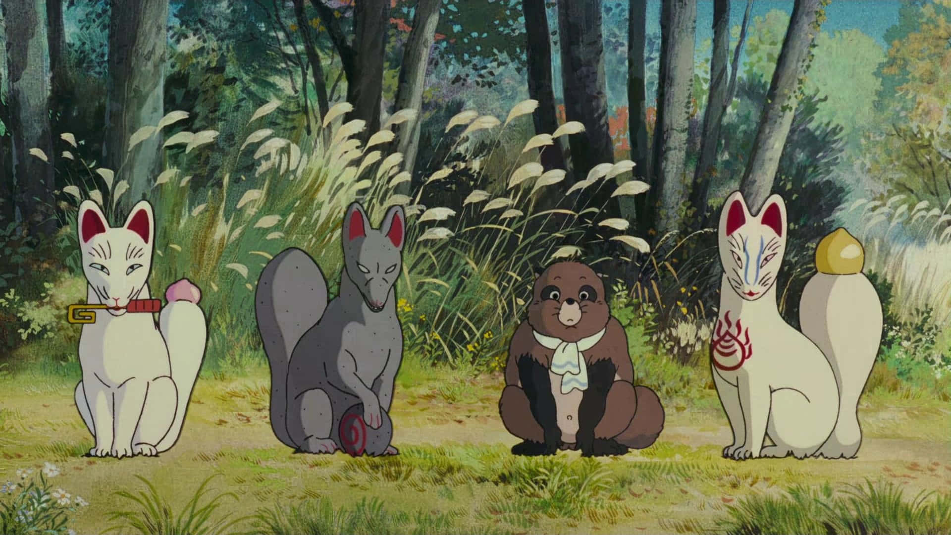 pom poko 桌布 壁紙 — 四隻風格化的狐狸精靈平靜地坐在陽光明媚的森林空地中，周圍是高高的草和樹木。