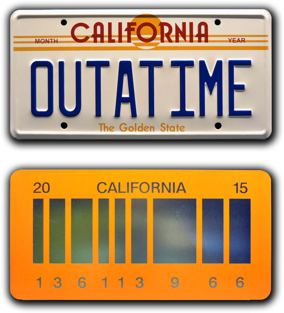 回到未來Outatime車牌 壁紙 — 一塊加州車牌，上面寫著「OUTATIME」，下方有一塊復古橙色條碼車牌，背景為黑色。