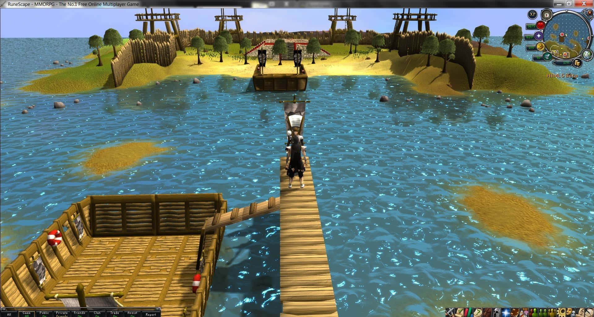 回到根源，體驗高清舊版Runescape 壁紙 — 玩家角色喺明亮嘅日間MMORPG遊戲場景中，沿住木碼頭行向遠處嘅島嶼堡壘。