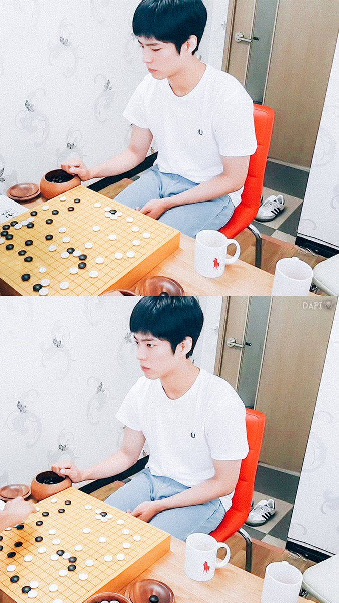 年輕男子在室內專注地下圍棋