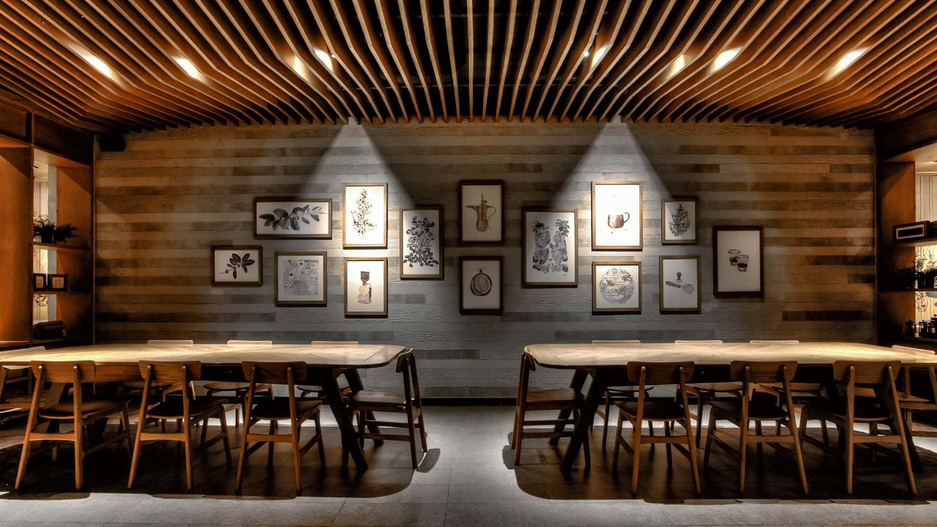現代鄉村風格餐廳，配有木製餐桌椅子，紋理牆壁上掛有框裝植物藝術品。
