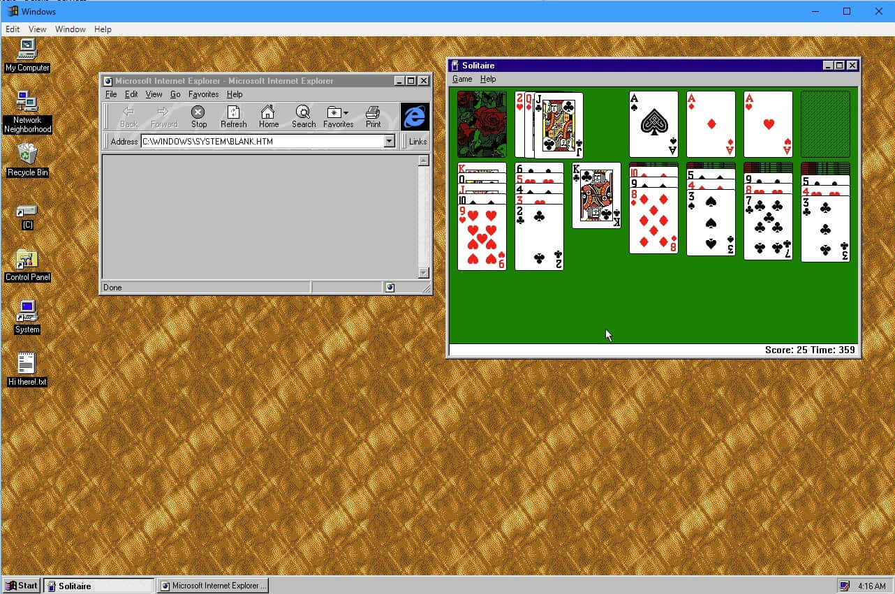 回顧 1995 年經典 Windows 95 壁紙 — 經典 Windows 98 桌面，在金色菱格紋牆紙上開啟了接龍和 Internet Explorer。