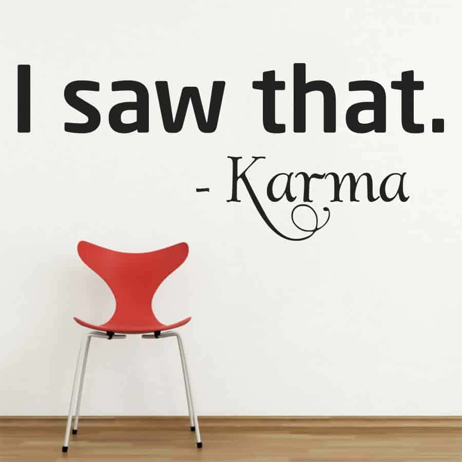 紅色現代椅子位於牆上引文下方，引文寫著「I saw that. - Karma」