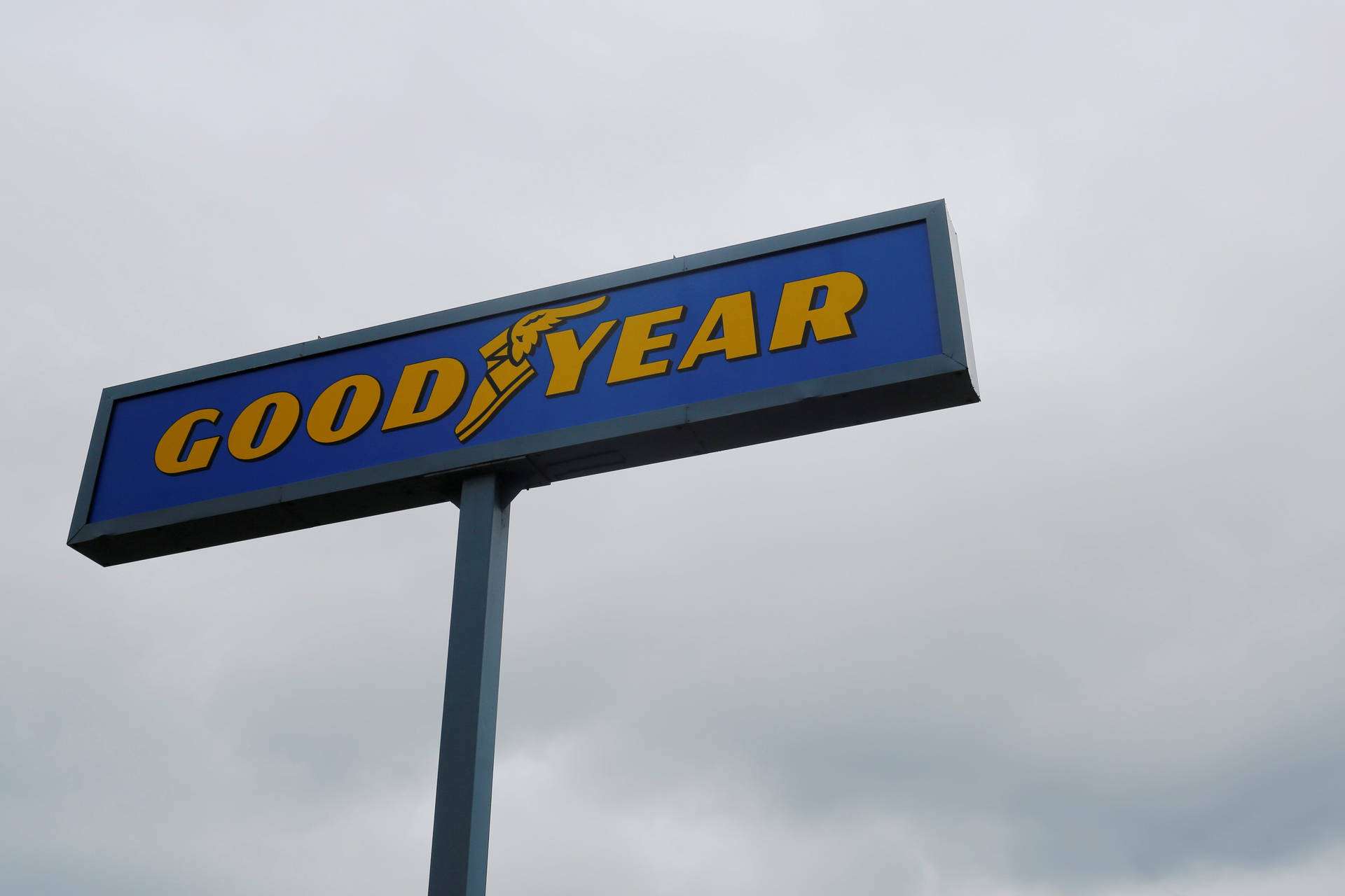 Goodyear標誌在陰天背景下