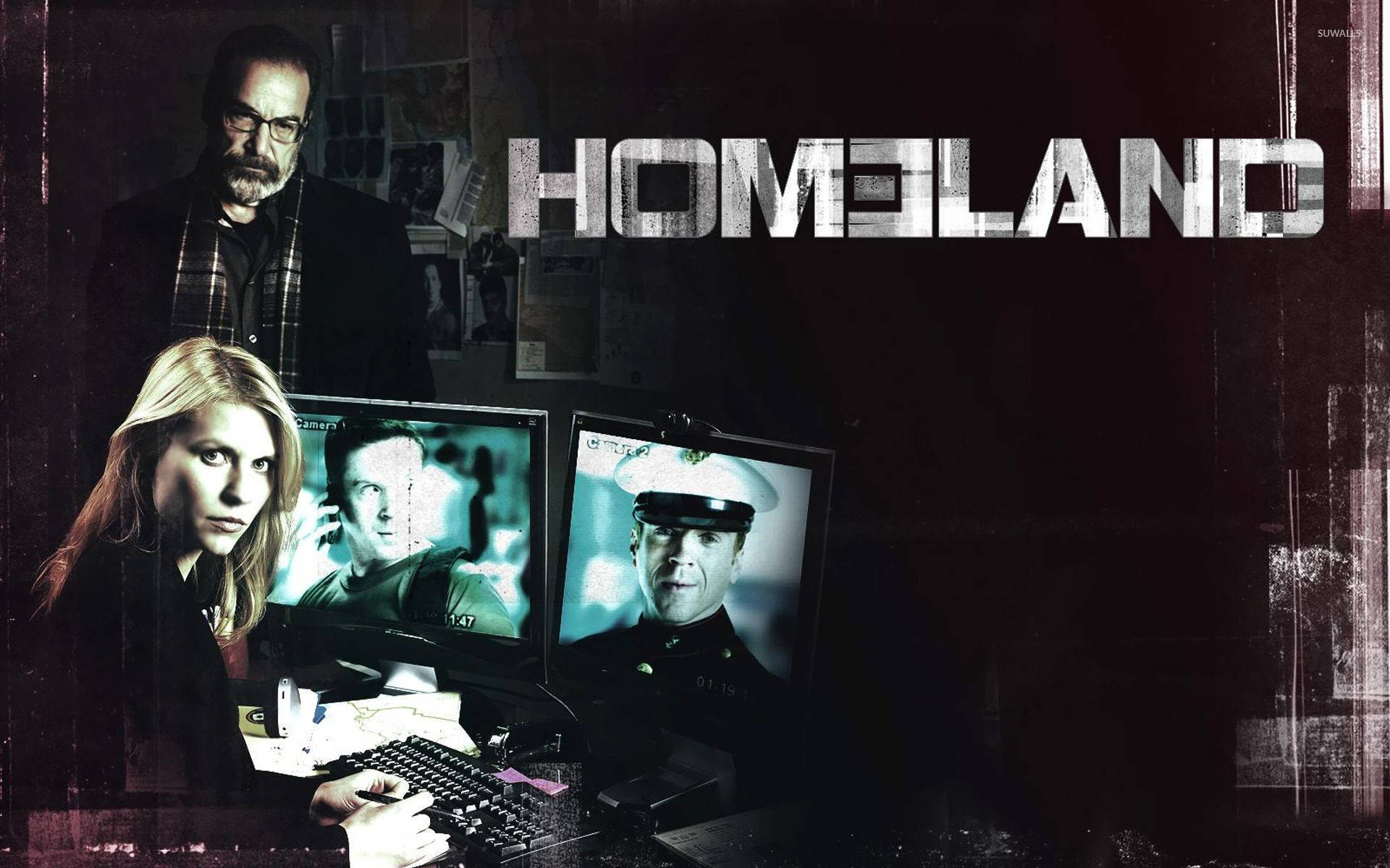《國土安全》CIA特工辦公室 壁紙 — 兩名特工在燈光昏暗的監控室監視著顯示緊張軍事人物的屏幕，而節目名稱 'HOMELAND' 懸掛在頭頂。