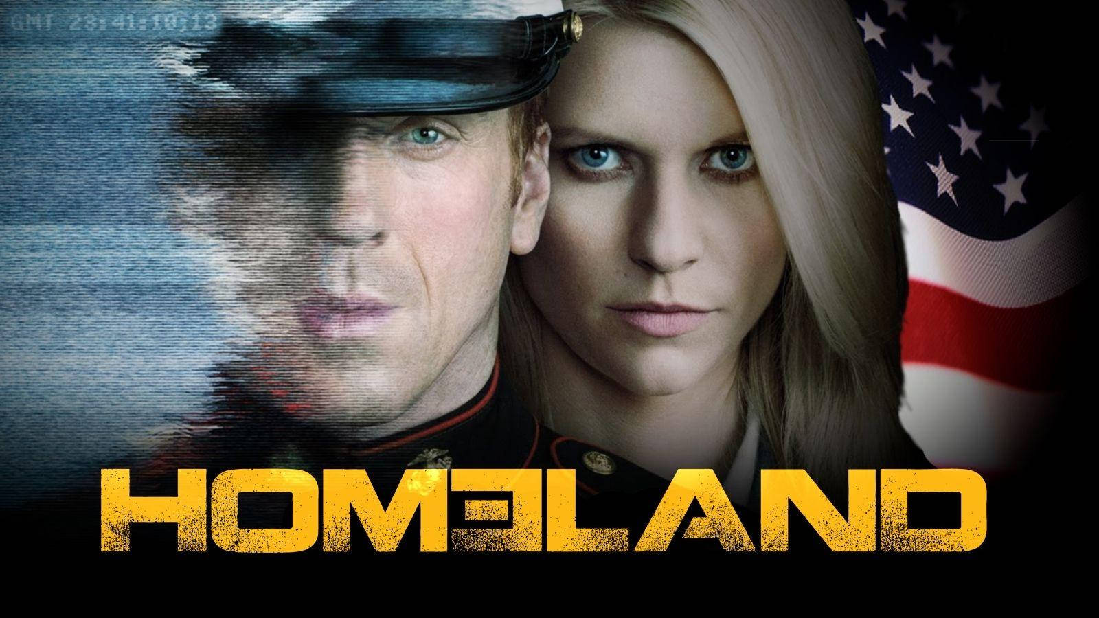 《國土安全》標誌與美國國旗 壁紙 — 一張緊張的 Homeland 宣傳海報，以一名士兵和一名擁有強烈藍色眼睛的女性為特色，背景是模糊的美國國旗。