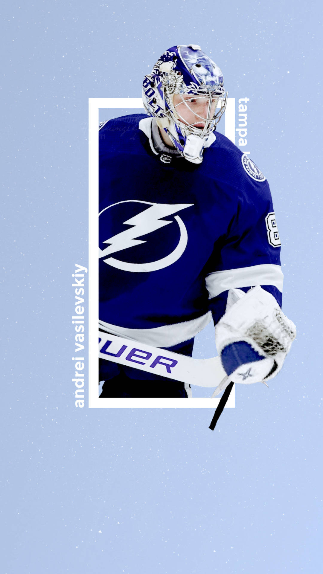 國家冰球聯盟 安德烈·瓦西列夫斯基 壁紙 — 冰球守門員 Andrei Vasilevskiy 身穿坦帕灣閃電隊裝備，在淺藍色斑點背景前準備就緒。