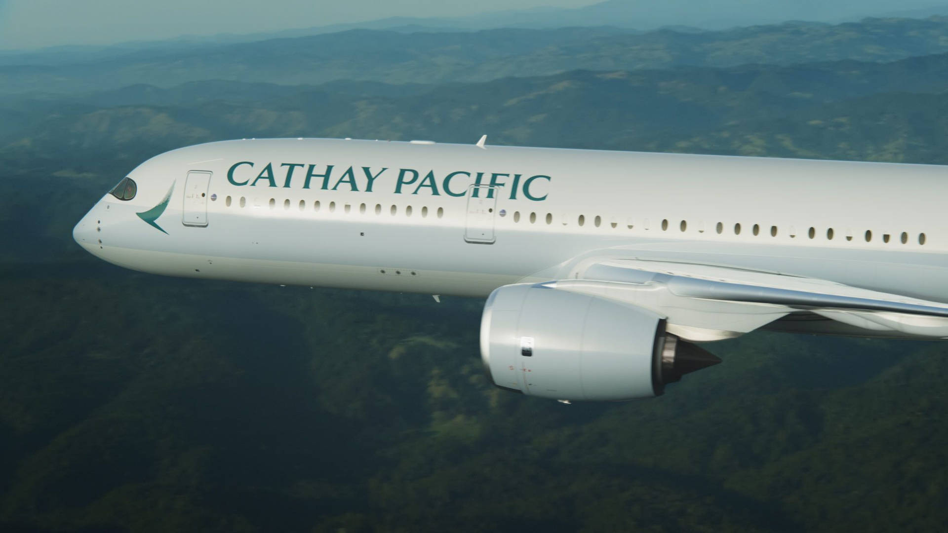 國泰航空飛機飛越綠色山脈