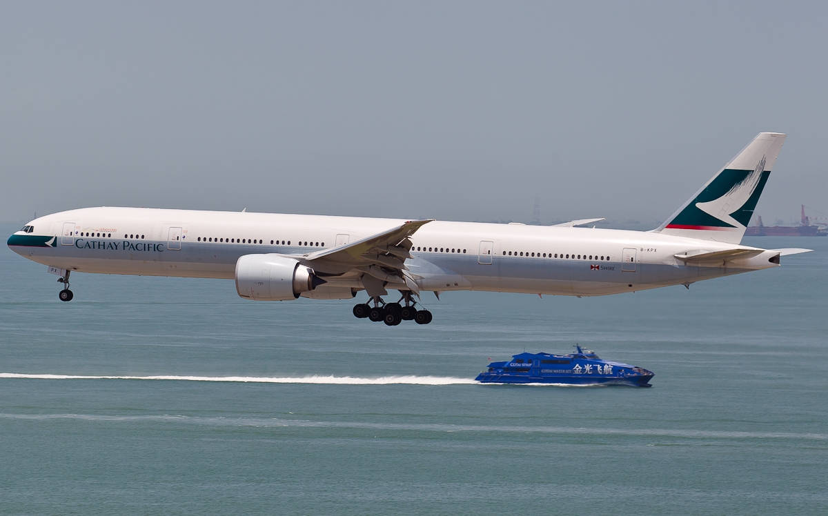 國泰航空飛機在水上接近藍色快艇降落