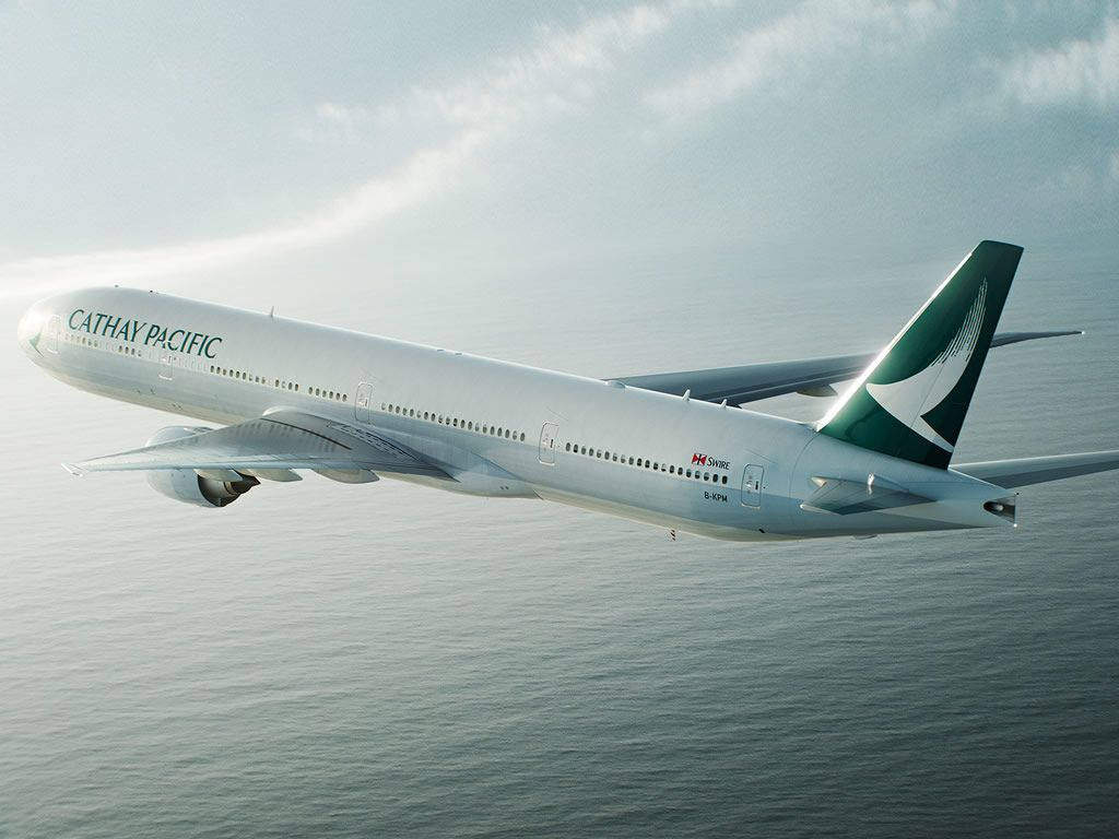 國泰航空飛機在黎明時分飛越海洋