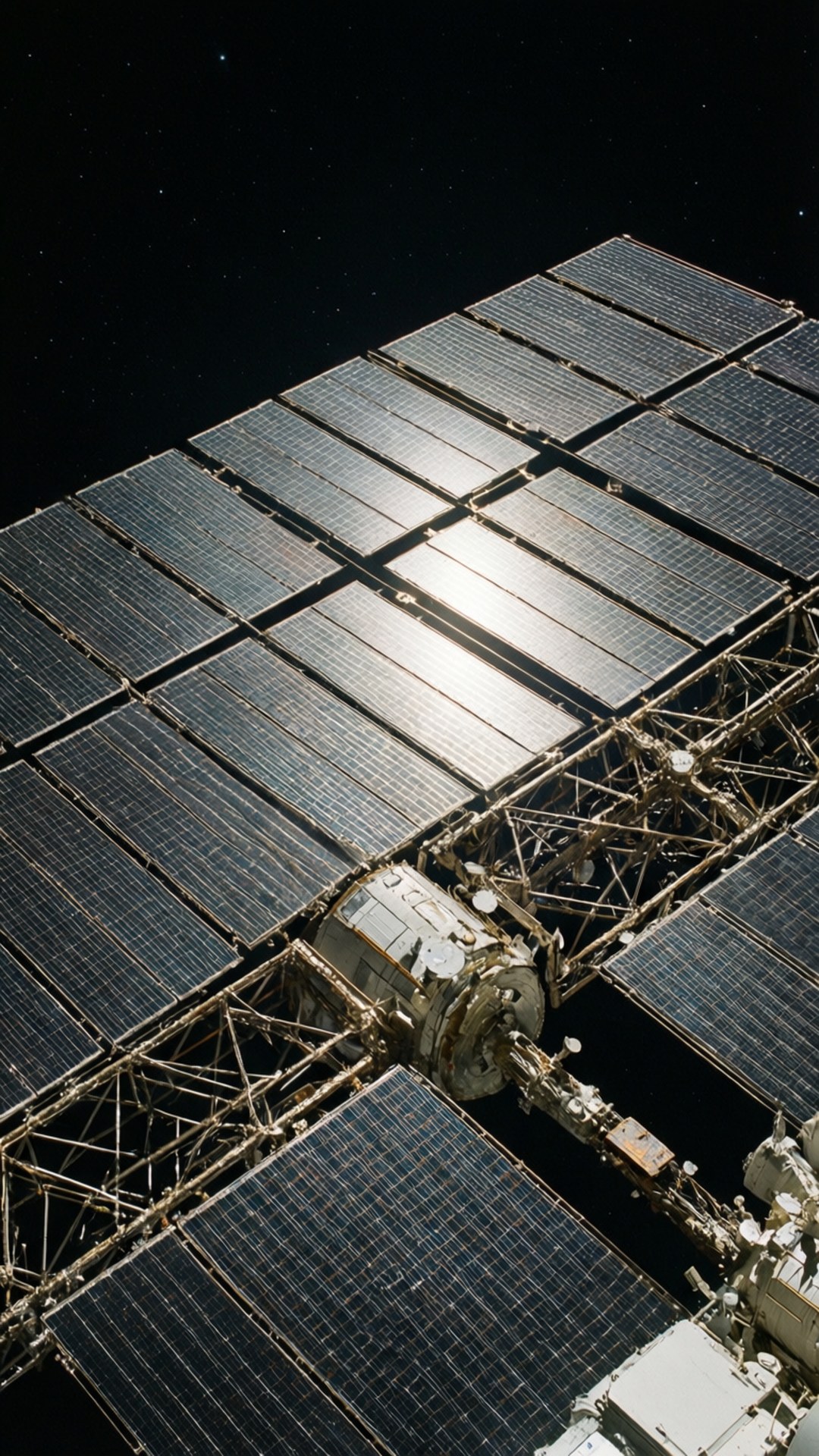 在太空虛空中被陽光照射的太空站太陽能板。