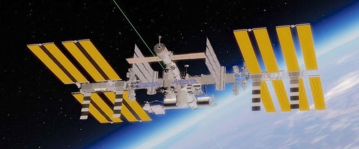 International Space Station 桌布 壁紙 — 國際太空站繞地球運行，太陽能板伸展，背景是繁星點點的黑夜和下方的藍色星球。