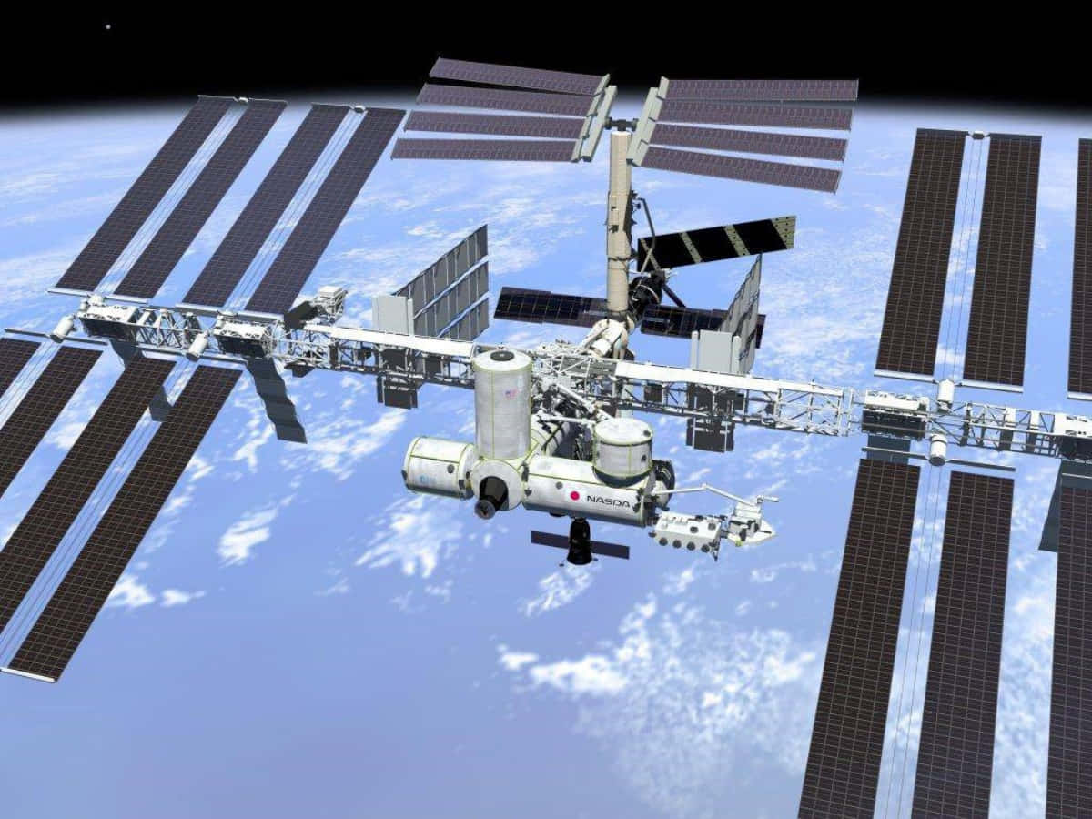 Iss 桌布 壁紙 — 國際太空站繞地球運行，太陽能板展開，背景是藍色海洋和白色雲層。