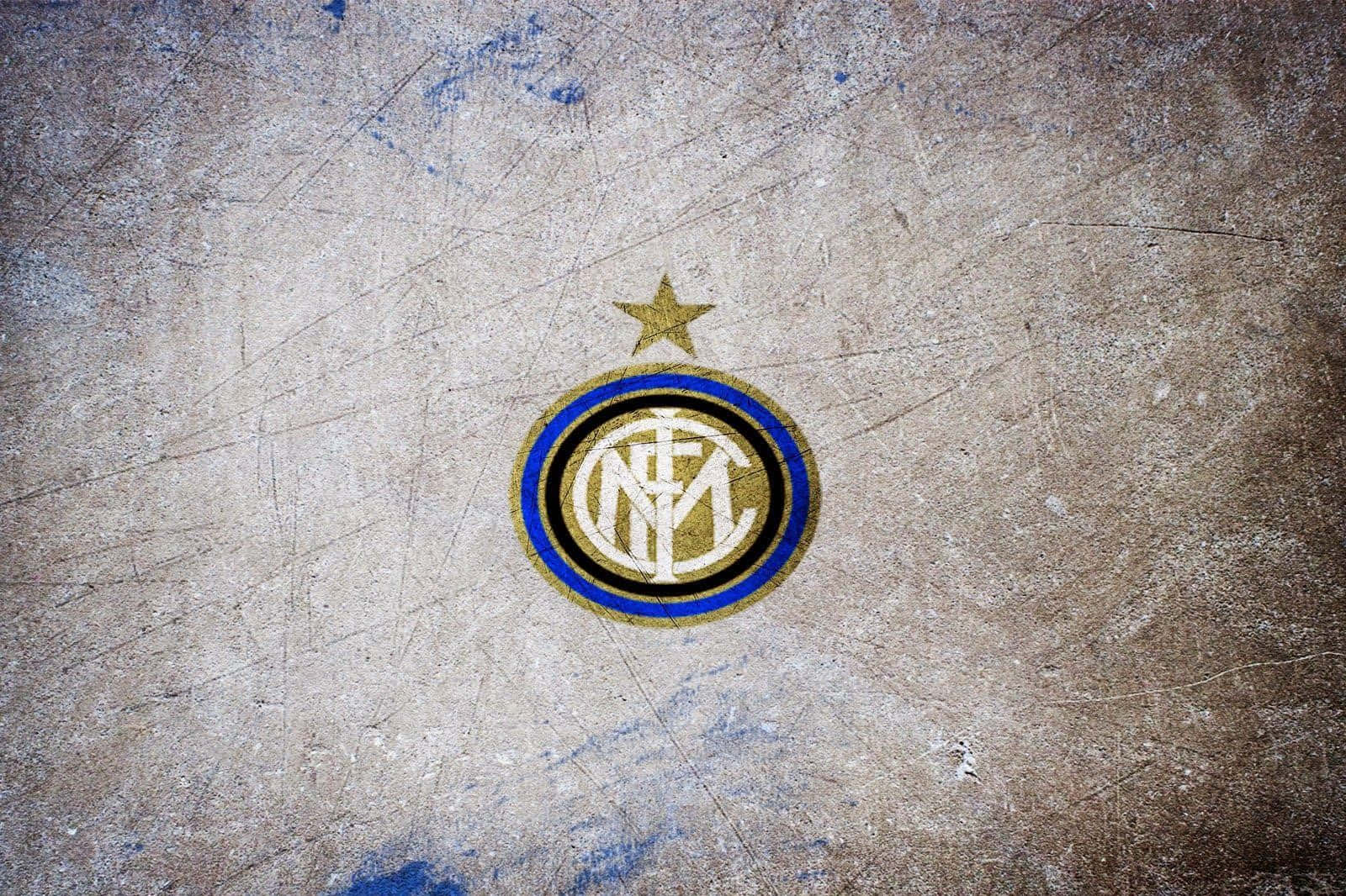 Inter Milan 桌布 壁紙 — 國際米蘭標誌，金色星星居中，位於有刮痕和藍色油漆濺點的風化混凝土牆上。