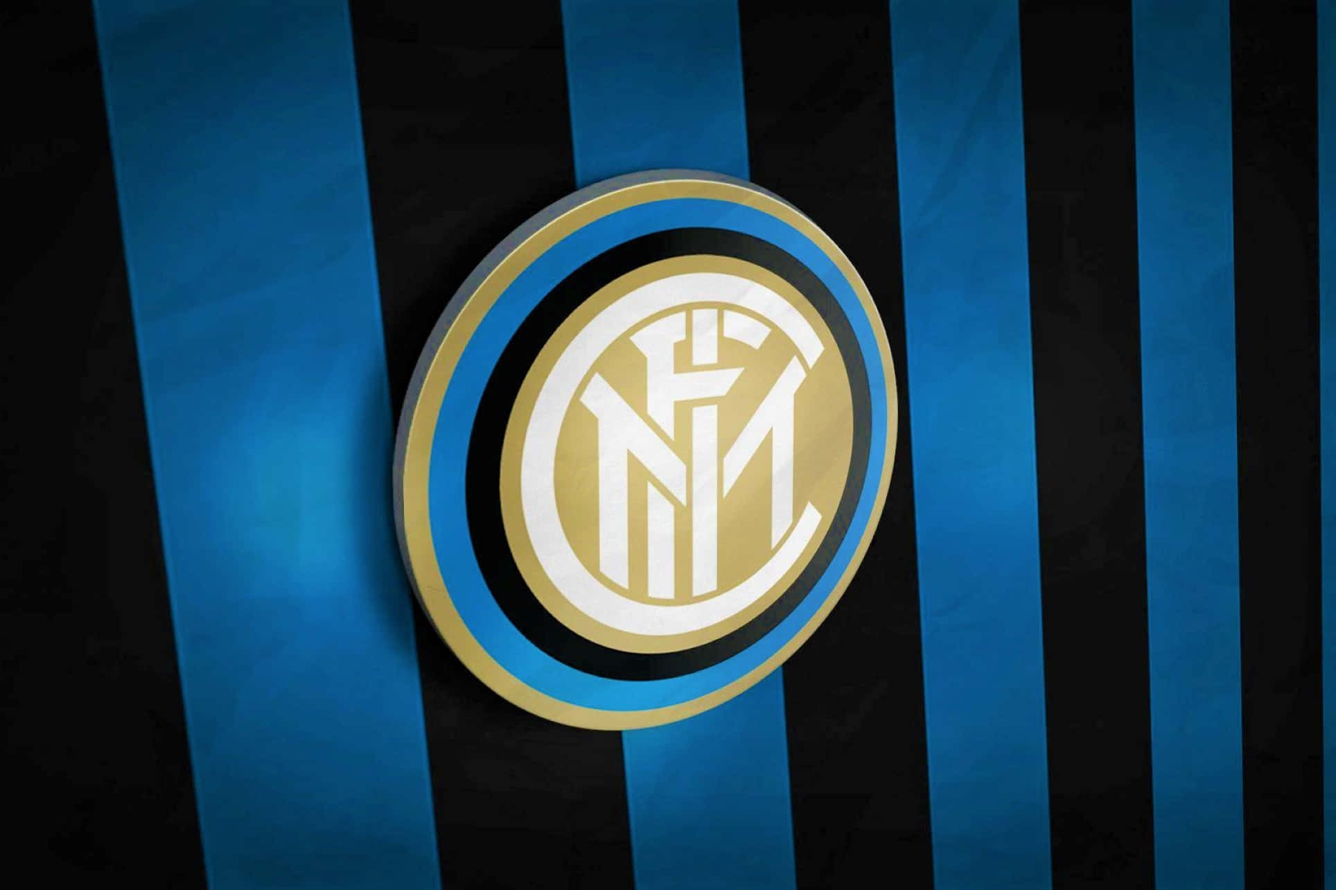Inter Milan 桌布 壁紙 — 國際米蘭的會徽在搶眼的藍黑直間背景上以金色和白色閃耀。