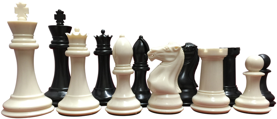 國際象棋棋子排列 壁紙 — 一排光澤的白色和黑色國際象棋棋子，在純黑色背景下形成鮮明對比。