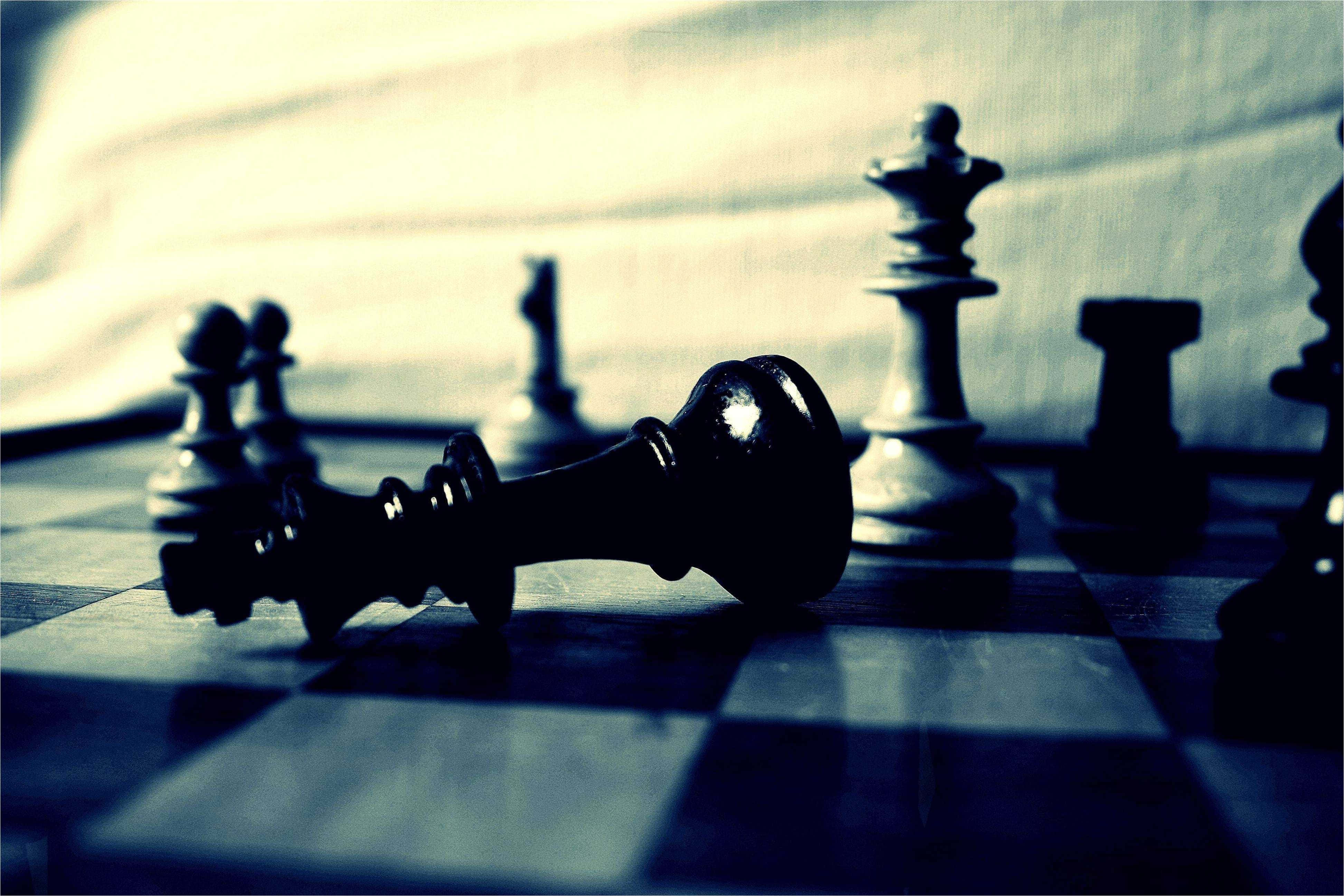 國際象棋棋盤上的國王與皇后 壁紙