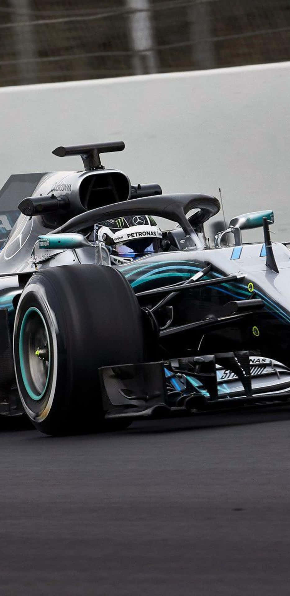 F1賽車在潮濕賽道上疾馳，車手可見