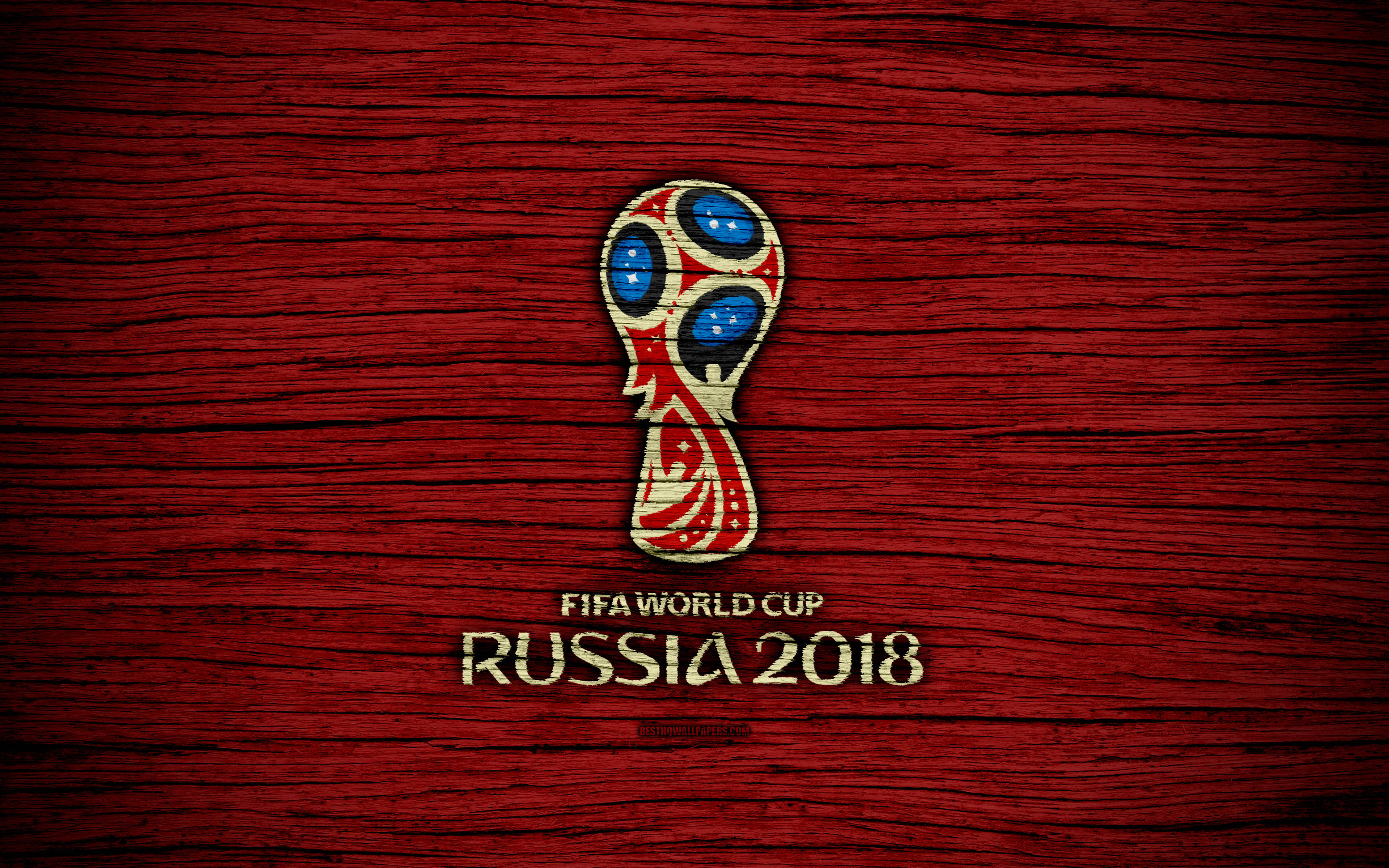 國際足聯世界盃木雕設計 壁紙 — FIFA世界盃俄羅斯2018標誌居中於有紋理的深紅色木質背景上。