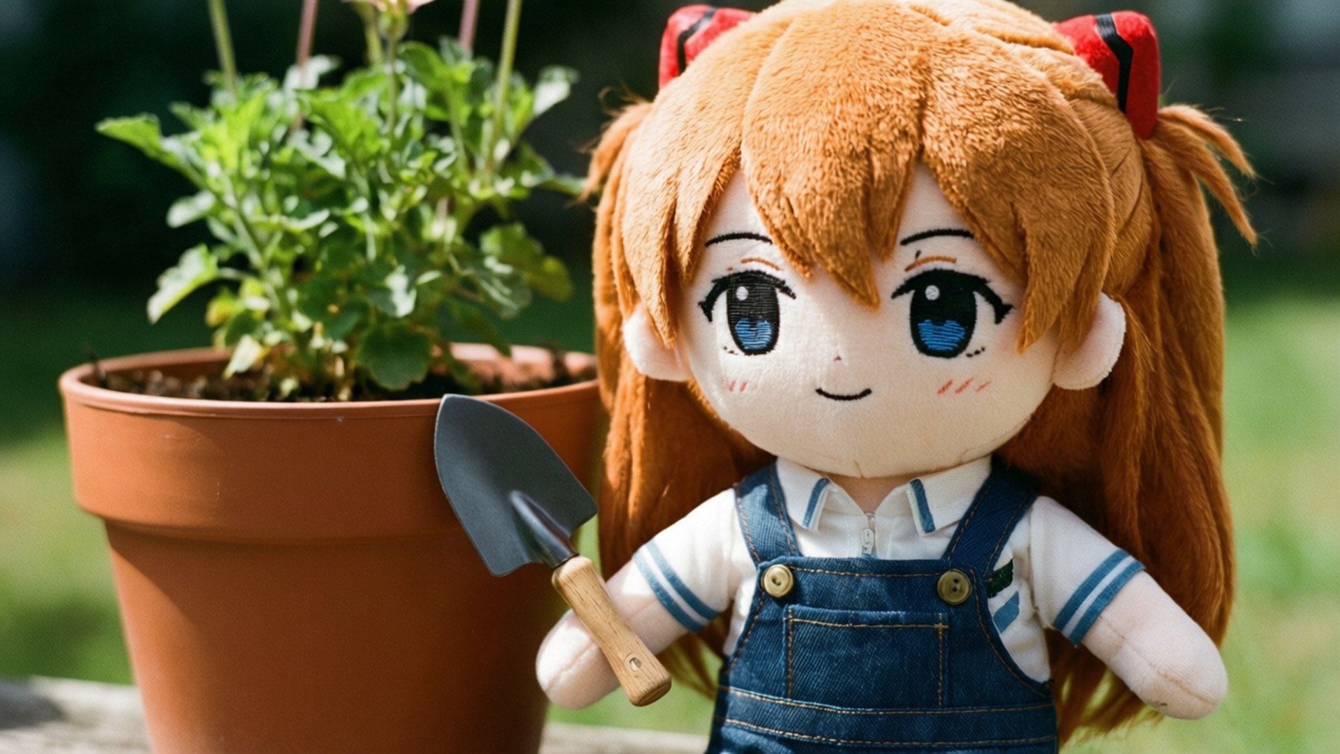 園藝中的 Rei 毛絨玩具 壁紙 — 一個橙色頭髮、藍色眼睛的毛絨動漫娃娃，拿著一把小泥鏟，旁邊是一個陶盆裡的綠色盆栽植物。