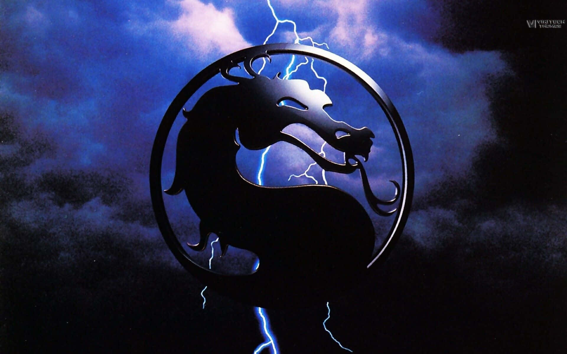 Mortal Kombat Raiden 桌布 壁紙 — 圓圈內的黑龍剪影在暴風雨的藍色天空中與鮮明的閃電形成對比。