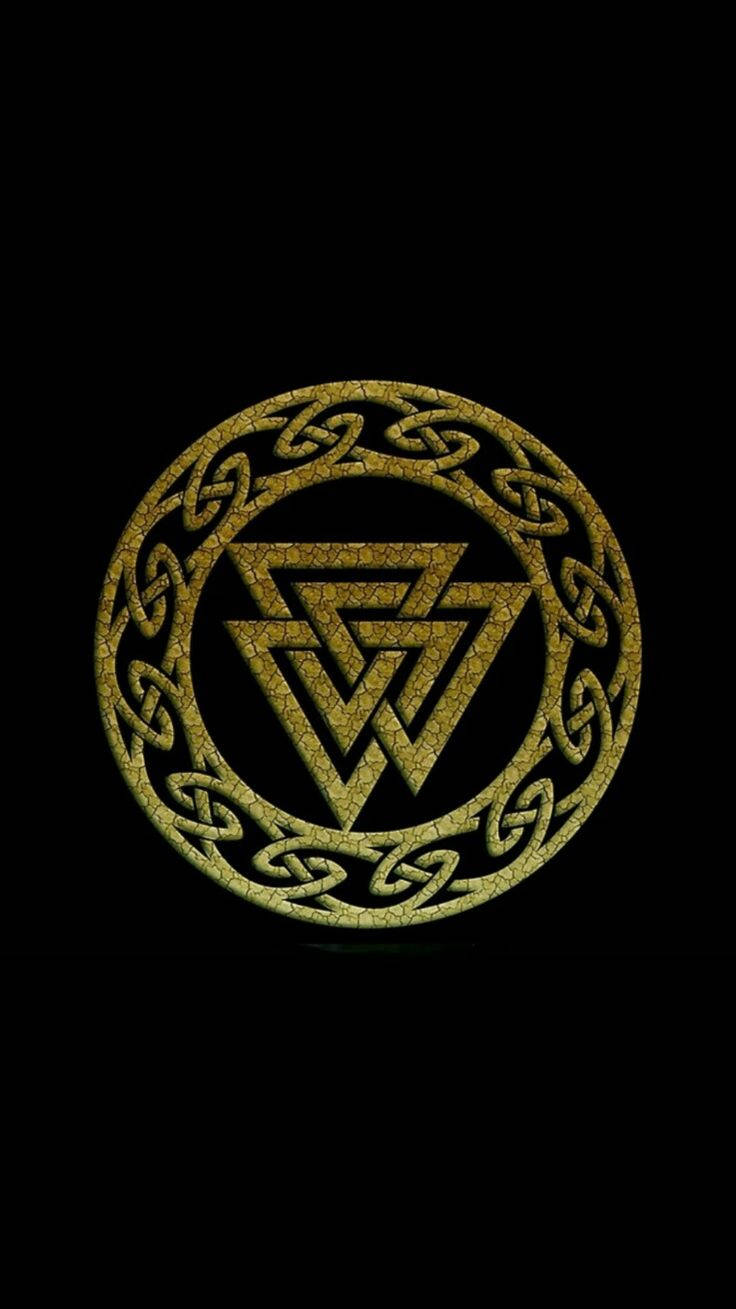 金色凱爾特結符號，中心為三曲線圖，黑色背景