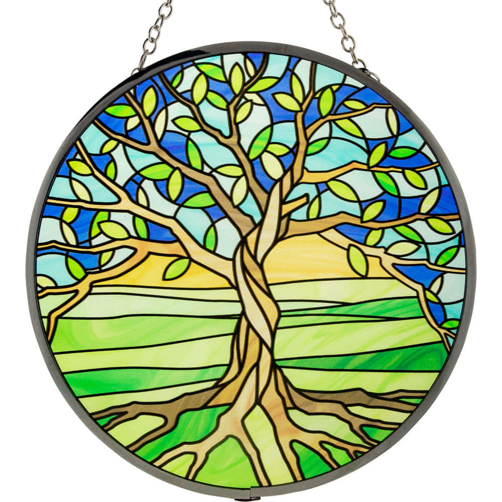 Tree Of Life 桌布 壁紙 — 圓形彩繪玻璃窗描繪一棵樹，樹幹扭曲，綠葉襯托著藍天和層疊的綠色田野。