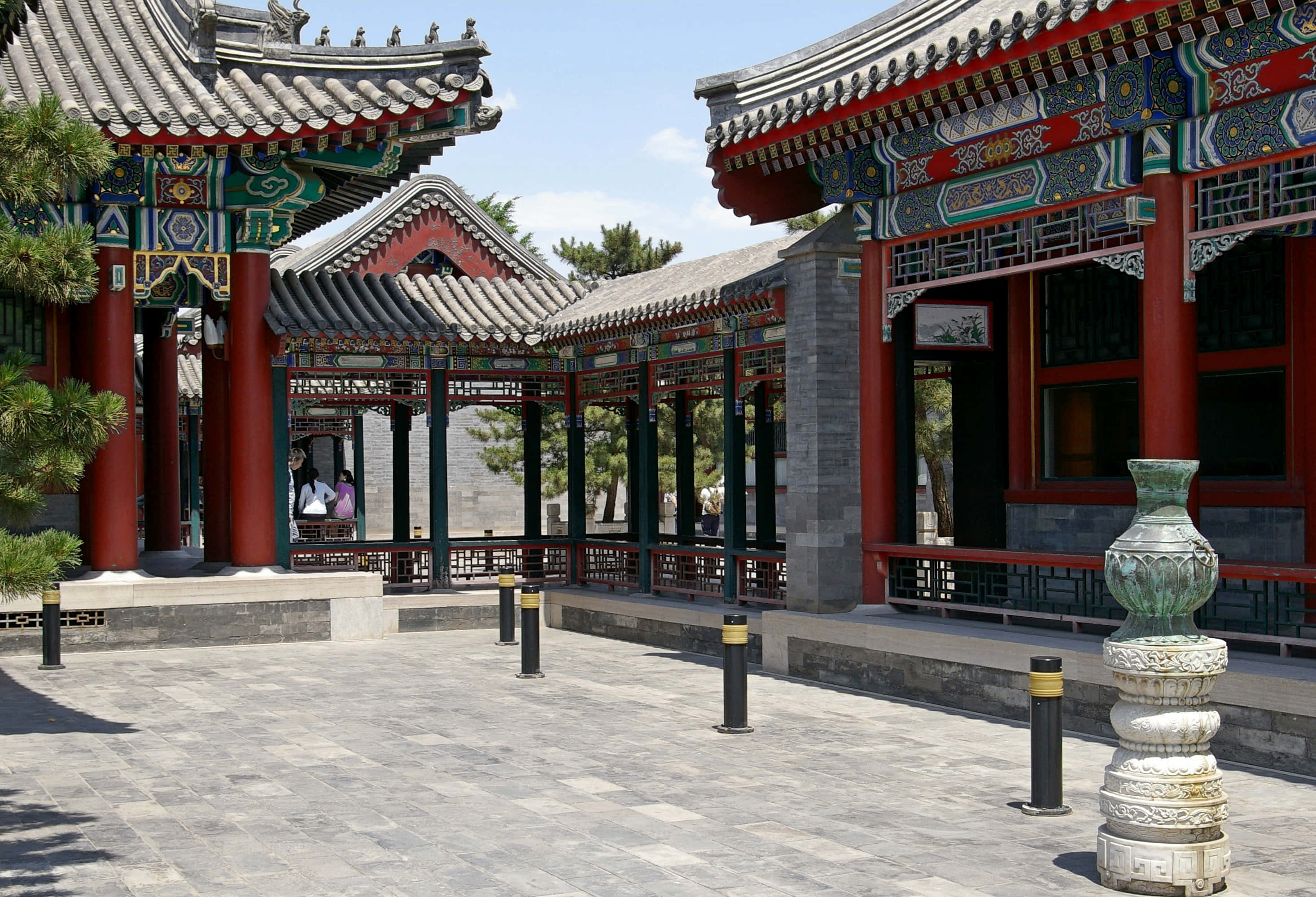 圓明園歷史園區 壁紙 — 傳統中式庭院，紅柱、華麗屋頂和石鋪地面，在明亮的日光下。