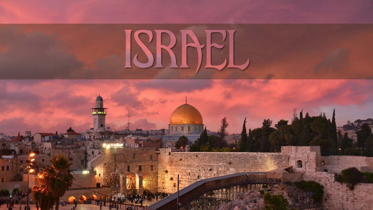 Holy Land 桌布 壁紙 — 圓頂清真寺的金色圓頂在火紅的粉紅色日落天空下閃耀，照亮古老的石牆和繁忙的耶路撒冷街道。