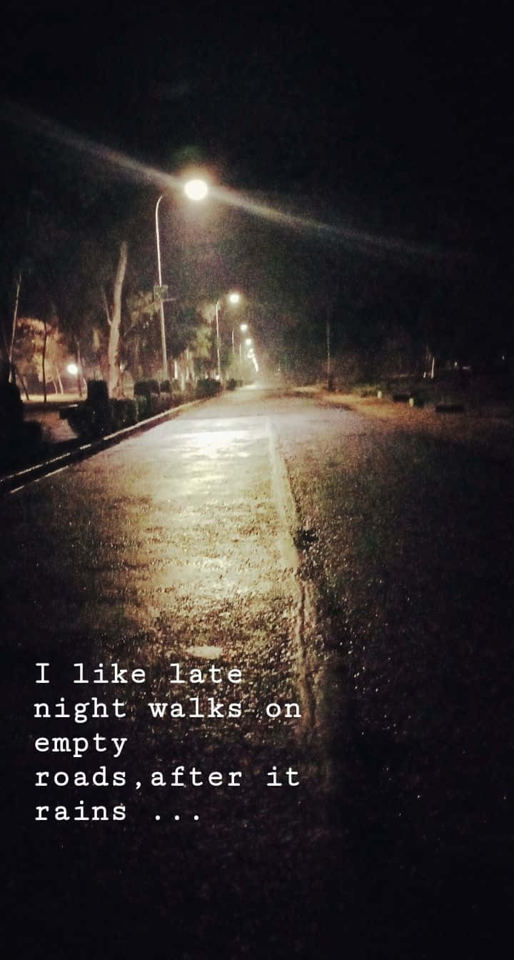 雨後夜晚，街燈照亮濕漉漉的空蕩道路