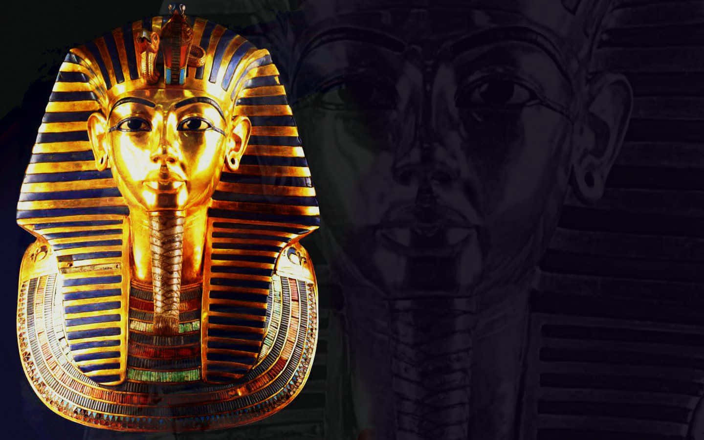 Egypt 桌布 壁紙 — 圖坦卡蒙的金色法老面具在黑暗背景上閃耀，帶有他臉部的模糊剪影。