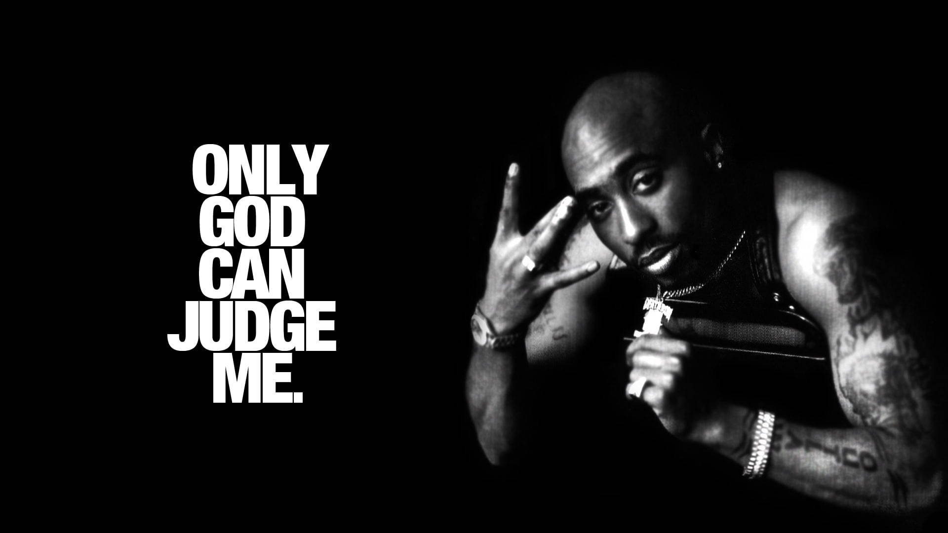 Tupac Shakur手持十字架項鍊，文字寫著「只有上帝才能審判我」。